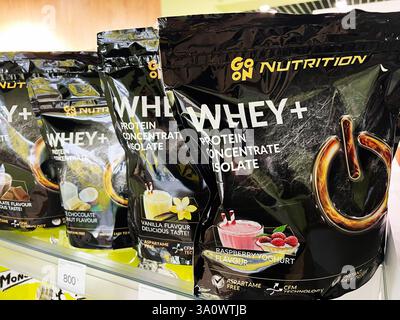 Kiew, Ukraine - 04. März 2025: Beutel mit Nutrition Whey Protein Mischung mit verschiedenen Geschmacksrichtungen im Einzelhandel. Stockfoto