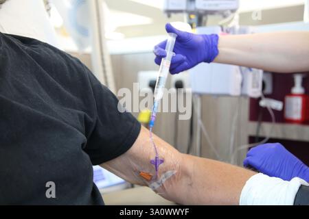 Chemotherapie-Medikament Fluorouracil wird in Picc Line des männlichen Krebspatienten im Krankenhaus Surrey England injiziert Stockfoto