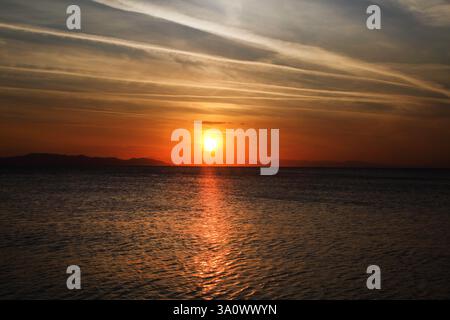 Sonnenuntergang über der Ägäis am Vouliagmeni Beach Attica Griechenland Stockfoto