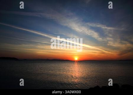 Sonnenuntergang über der Ägäis am Vouliagmeni Beach Attica Griechenland Stockfoto