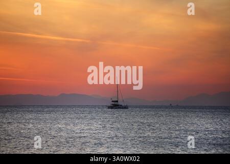 Sonnenuntergang über dem Segelboot auf der Ägäis Vouliagmeni Beach Athen Attika Griechenland Stockfoto