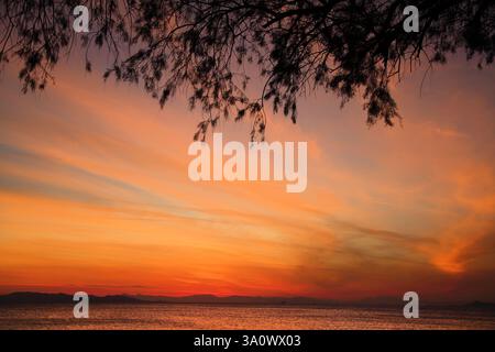 Sonnenuntergang über dem Meer Vouliagmeni Beach Athen Attika Griechenland Stockfoto