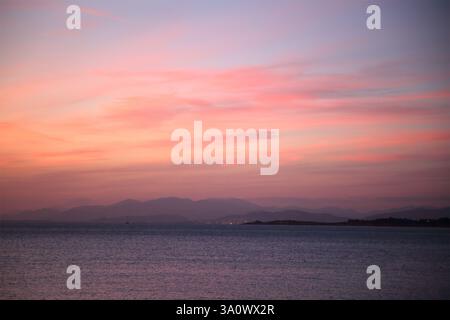 Sonnenuntergang über der Ägäis am Vouliagmeni Beach Attica Griechenland Stockfoto