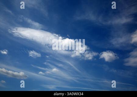 Weiße Wolken Im Blauen Himmel Vouliagmeni Beach Athen Attika Griechenland Stockfoto