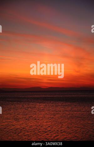 Sonnenuntergang über der Ägäis am Vouliagmeni Beach Attica Griechenland Stockfoto