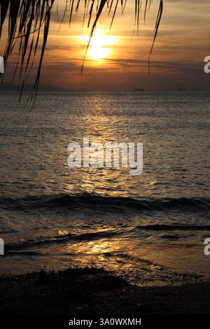 Sonnenuntergang über Meer am Vouliagmeni Beach Griechenland Stockfoto