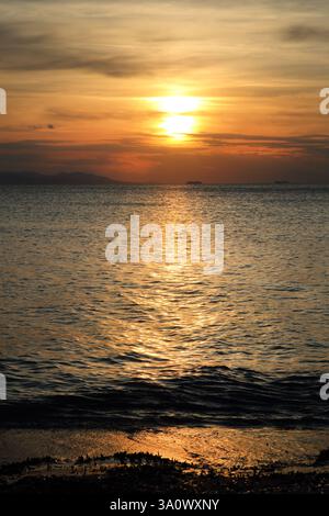 Sonnenuntergang über der Ägäis am Vouliagmeni Beach Attica Griechenland Stockfoto