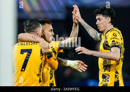 Rotterdam, Niederlande. März 2025. ROTTERDAM, NIEDERLANDE - 5. MÄRZ: Lautaro Martinez vom FC Internazionale Milano feiert das zweite Tor Piotr Zielinski vom FC Internazionale Milano, Alessandro Bastoni vom FC Internazionale Milano beim Achtelfinale-Spiel der UEFA Champions League 2024/25 im ersten Leg-Spiel zwischen Feyenoord und dem FC Internazionale Milano am 5. März 2025 in Rotterdam, Niederlande. (Foto von Joris Verwijst/Orange Pictures) Credit: Orange Pics BV/Alamy Live News Stockfoto