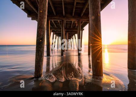 Sonnenaufgang unter dem Virginia Beach Pier, Virginia, USA an der Chesapeake Bay Stockfoto