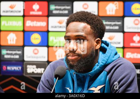 Pilsen, Tschechische Republik. März 2025. Fußballspieler Boulaye Dia aus Latium spricht während der Pressekonferenz vor der UEFA Europa League, Halbfinale Eröffnungsspiel: FC Viktoria Plzen gegen Lazio, in Pilsen, Tschechien, am 5. März 2025. Quelle: Miroslav Chaloupka/CTK Photo/Alamy Live News Stockfoto