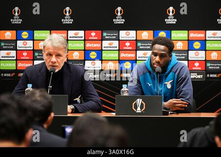 Pilsen, Tschechische Republik. März 2025. Marco Baroni und der Fußballspieler Boulaye Dia sprechen während der Pressekonferenz vor der UEFA Europa League, dem Eröffnungsspiel des Halbfinals FC Viktoria Plzen gegen Lazio, in Pilsen, Tschechien, am 5. März 2025. Quelle: Miroslav Chaloupka/CTK Photo/Alamy Live News Stockfoto