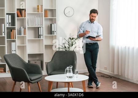 Der Arzt Psychologe ist im Kabinett. Stockfoto