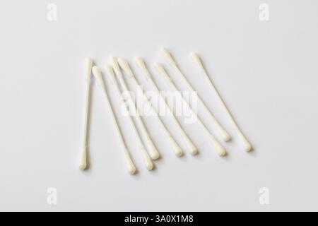 Nahaufnahme der Wattestäbchen auf weißem Hintergrund Stockfoto