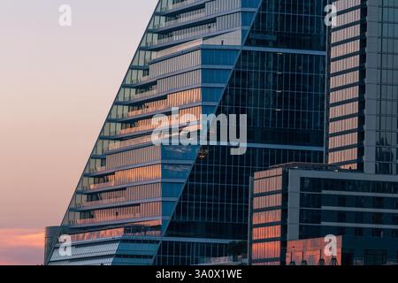 Austin, Texas, USA - Blick nach Westen auf die Skyline von Austin über den Colorado River in Richtung Sonnenuntergang von der Congress Street Bridge Stockfoto