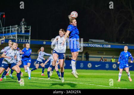 Kingston upon Thames, Großbritannien. März 2025. Kingsmeadow Stadium, England, 5. März 2025: Millie Bright (4 Chelsea) steht im Kingsmeadow Stadium in London für einen Kopfball im Spiel der Barclay's Women's Super League zwischen Chelsea Women und Leicester City Women. (Neil Holmes/SPP) Credit: SPP Sport Press Photo. /Alamy Live News Stockfoto