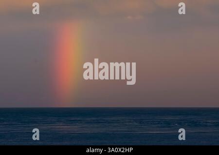 Regenbogen über dem Ozean an der Atlantikküste Argentiniens Stockfoto