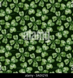 Nahtloses Muster mit handgezeichneten Aquarellklee. Grünes Ornament mit botanischen Elementen. Natürlicher STYLE. Geeignet für Textilien, Tapeten, Drucke Stockfoto