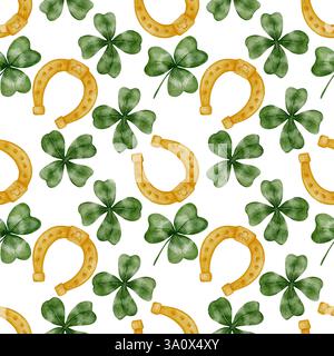 Handgezeichnete Aquarellklee und Hufeisenmuster. Grüne Schamrocks und goldene Glückssymbole schaffen ein festliches, nahtloses Ornament. Perfekt für Stockfoto