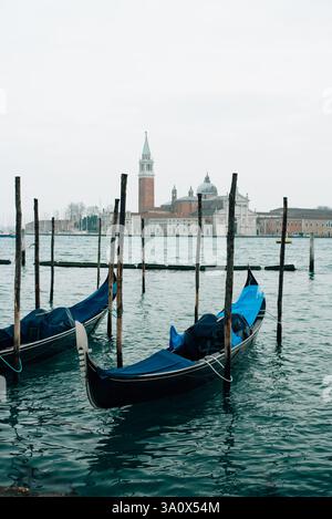 Zwei Gondeln, die in Venedig vertäut sind. Hochwertige Fotos Stockfoto