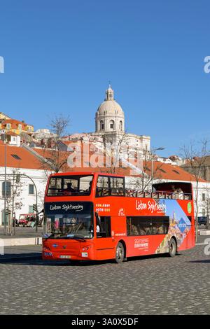 Lissabon, Portugal, Europa - 13. Januar 2025: Hop-on-Hop-off-Touristenbus von Lissabon Sightseeing auf einer Straße in der Nähe des Stadtzentrums von Lissabon. Stockfoto