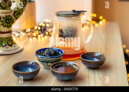 Teezeremonie. Professionelle Teezubereitung. Tee. Meditation mit Tee. Teeschalen. Stockfoto