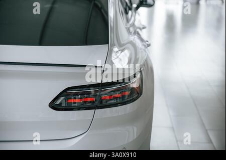 Nahaufnahme des hinteren Teils des modernen weißen Autos. Stockfoto