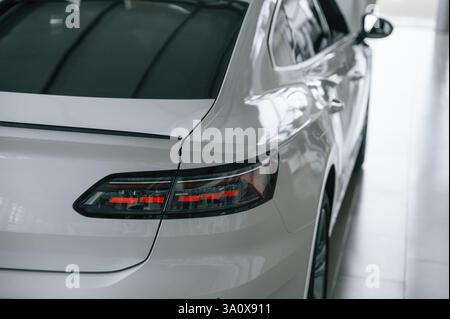 Nahaufnahme des hinteren Teils des modernen weißen Autos. Stockfoto