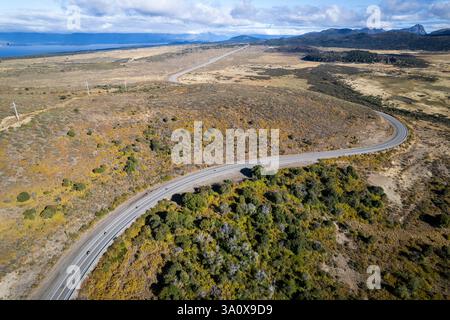 Wunderschöne Route 40 in Argentinien, die im Herbst die Anden begleitet Stockfoto