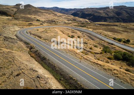 Schöne Route 23, die dem Alumine River im Norden Patagoniens in Argentinien folgt Stockfoto