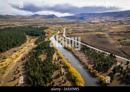 Schöne Route 23, die dem Alumine River im Norden Patagoniens in Argentinien folgt Stockfoto