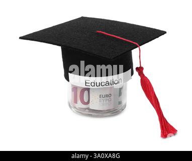 Graduiertenhut und Euro-Banknoten im Glas mit dem Wort „Education“ isoliert auf weiß. Zahlung von Studiengebühren Stockfoto
