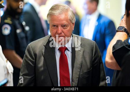 Washington, Usa. März 2025. Senator Lindsey Graham, R-SC, verlässt am Mittwoch, den 5. März 2025, ein republikanisches Mittagessen im Senat, in Anwesenheit des Senior Advisors des Präsidenten Elon Musk im US-Kapitol in Washington, DC. Foto: Bonnie Cash/UPI Credit: UPI/Alamy Live News Stockfoto