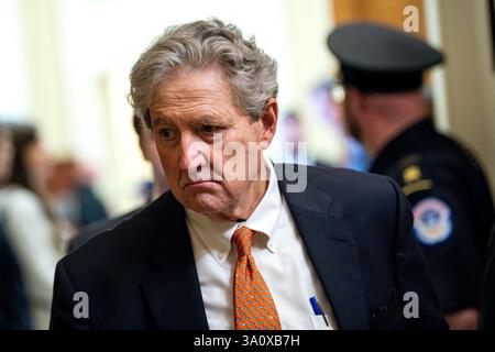 Washington, Usa. März 2025. Senator John Kennedy, R-LA, verlässt am Mittwoch, den 5. März 2025, ein republikanisches Mittagessen im Senat, in Anwesenheit des Senior Advisors des Präsidenten Elon Musk im US-Kapitol in Washington, DC. Foto: Bonnie Cash/UPI Credit: UPI/Alamy Live News Stockfoto