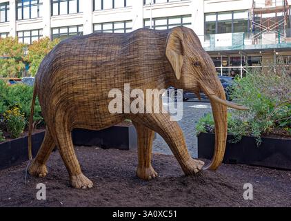 Lebensgroße Skulptur, Teil der Ausstellung „The Great Elephant Migration“ (6. September bis 20. Oktober 2024 in NYC), um Geld für den Naturschutz in Indien zu sammeln. Stockfoto