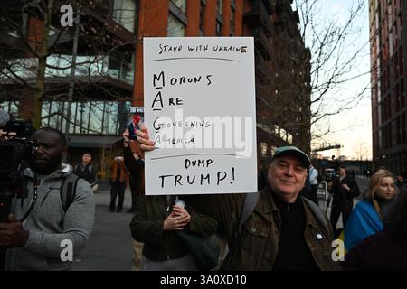 LONDON, ENGLAND - 5. MÄRZ 2025: Notfalldemonstration gegen die Entscheidung von Präsident Trump, die Militärhilfe für die Ukraine nach seinem katastrophalen Treffen einzustellen, und demütigte den ukrainischen Präsidenten Zelensky vor der US-Botschaft in London. (Foto von 李世惠/siehe Li/Picture Capital) Credit: Siehe Li/Picture Capital/Alamy Live News Stockfoto