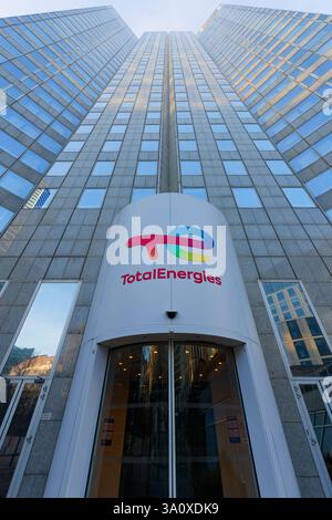 Courbevoie, Frankreich, 23. Februar 2025: Außenansicht des Turms, in dem sich das Hauptquartier des Ölkonzerns TotalEnergies befindet Stockfoto