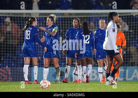 Chelsea's Wieke Kaptein (links) und seine Teamkollegen feiern nach dem Sieg im Spiel der Barclays Women's Super League in Kingsmeadow, London. Bilddatum: Mittwoch, 5. März 2025. Stockfoto