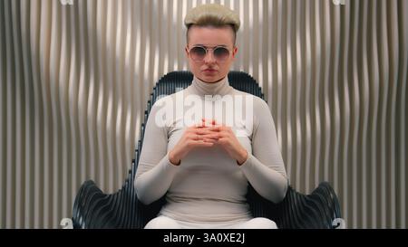 Kaukasische Mode Frau auf Neon futuristischem Hintergrund Cyberpunk Virtual Reality Gaming Metaverse Sci-fi modische Mädchen selbstbewusste Frau Stockfoto