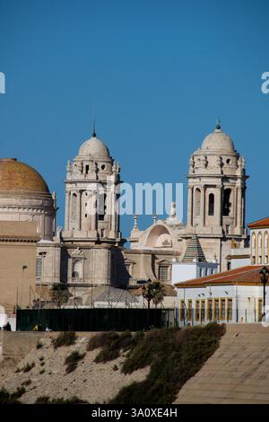 Panoramablick auf die Kathedrale von Cádiz vom Strand Santa María del Mar Andalusien, Spanien. Stockfoto