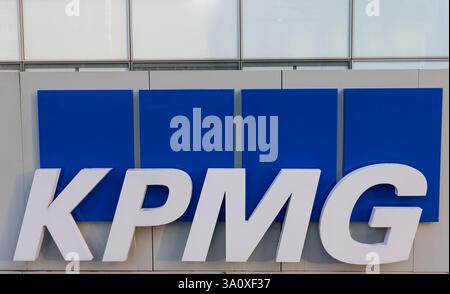 Courbevoie, Frankreich - 23. Februar 2025: Logo der KPMG France, einer Wirtschaftsprüfungs- und Beratungsfirma mit Sitz im Geschäftsviertel Paris-La Defense Stockfoto