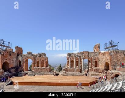 Taormina, Sizilien, Italien - 5. Juli 2024: Bühne im antiken griechischen Theater oder Teatro antico. Stockfoto