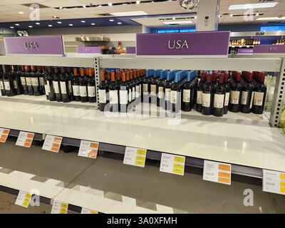 Halifax, Nova Scotia, Kanada. März 2025. Als Vergeltungsmaßnahme gegen die von Präsident Trump gegen Kanada auferlegten Zölle wurden alle in den USA hergestellten Alkoholprodukte aus den Regalen der Nova Scotia Liquor Commission Stores (NSLC) entfernt. Quelle: Meanderingemu/Alamy Live News Stockfoto