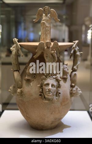 Rotfigurige Grabvase aus Canosa, die Ende des 4. Jahrhunderts in der griechischen Weltgalerie im Petit Palais Museum in Paris ausgestellt wurde Stockfoto