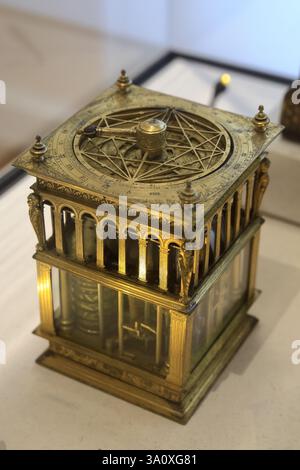 Die Astronomische Tischuhr aus vergoldetem Messing in Form eines quadratischen Turms von Nicolas Feau aus dem Jahr 1550 wird im Petit Palais in Paris ausgestellt Stockfoto