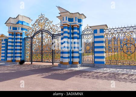 Russland, St. Petersburg, 19. April 2020, Goldenes Tor im Katharinenpark in der Stadt Puschkin im frühen Frühjahr während der Quarantäne wegen des coro Stockfoto