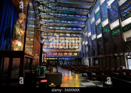 Die Innenansicht der Kirche El Rosario (Iglesia El Rosario) in San Salvador. El Salvador Stockfoto