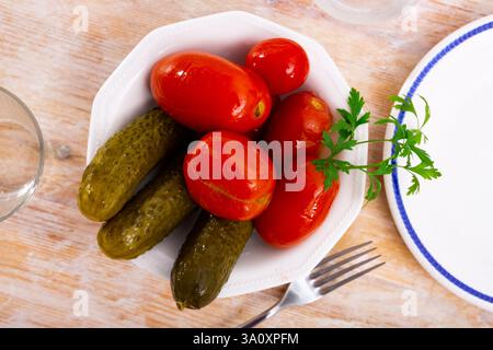 Hausgemachte marinierte Tomaten und Gurken auf dem Teller Stockfoto