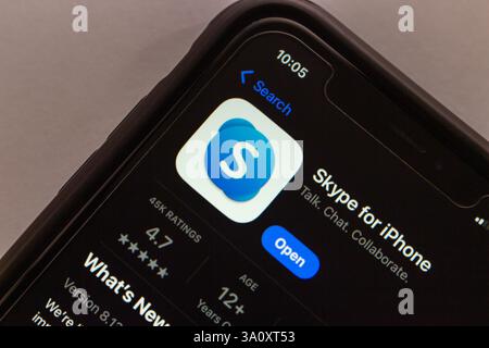 Die Skype-App wird im App Store angezeigt. Skype ist eine bahnbrechende Kommunikationssoftware, die internetbasierte Sprach- und Videoanrufe revolutionierte und 2003 eingeführt wurde. Stockfoto