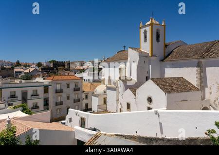 Kirche Santiago von Tavira in der Altstadt der schönen Stadt Tavira an einem sonnigen Tag. Region Algarve, Portugal. Stockfoto