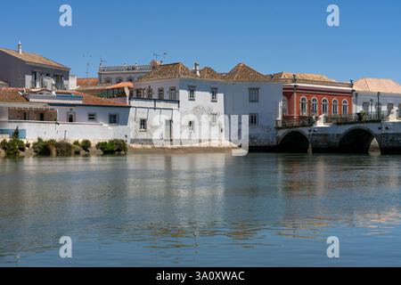 TAVIRA, PORTUGAL - 28. JUNI 2022: Panoramablick auf die Stadt und Brücke über den Gilao Fluss Tavira an einem sonnigen Tag. Region Algarve, Portugal. Stockfoto